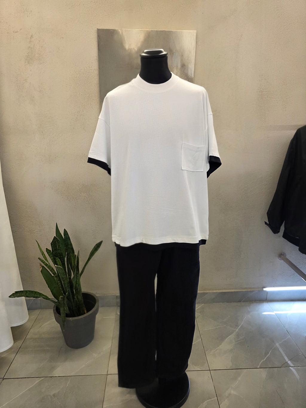 T-shirt con bordi