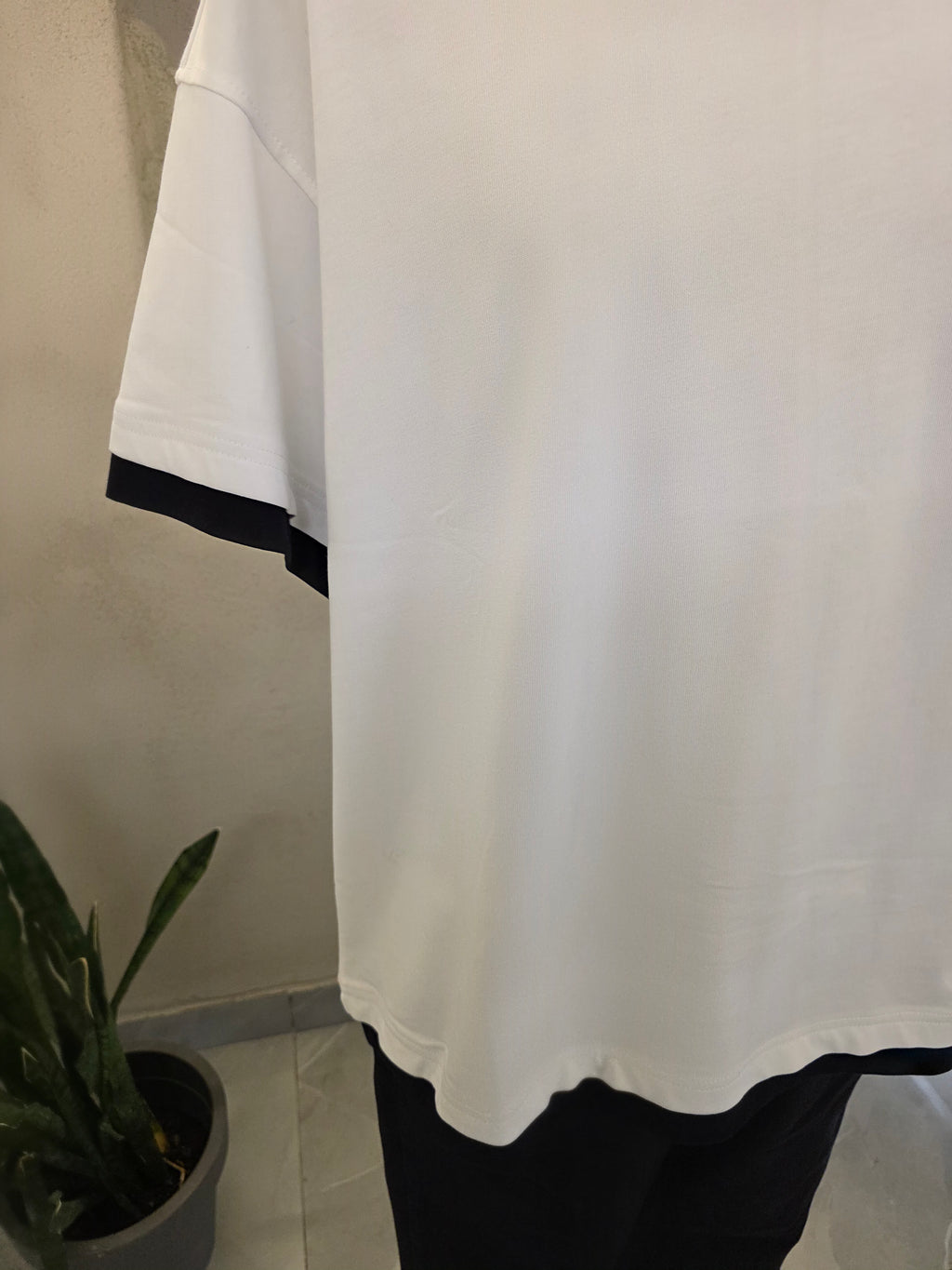 T-shirt con bordi