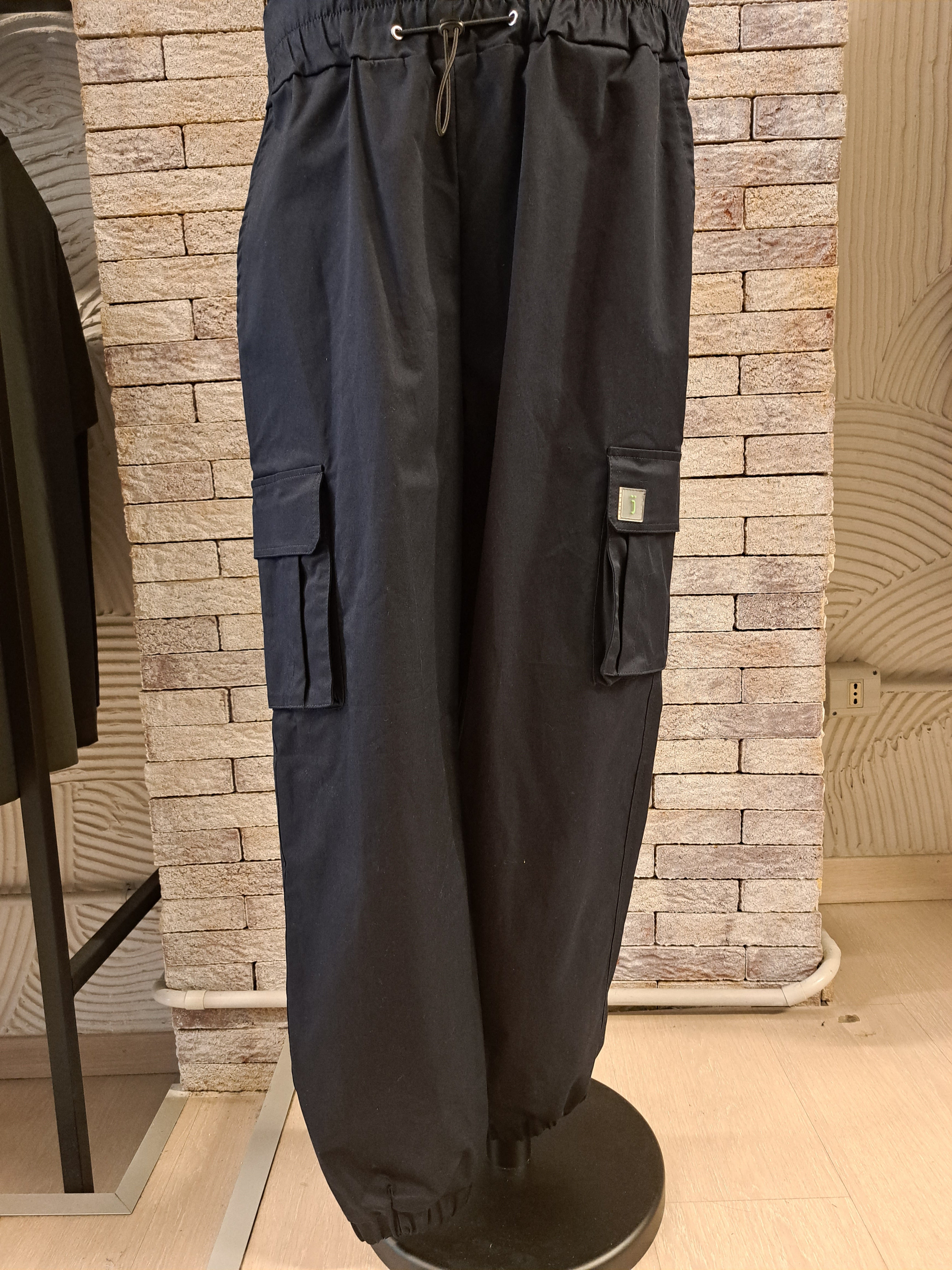 Pantalone con tasche